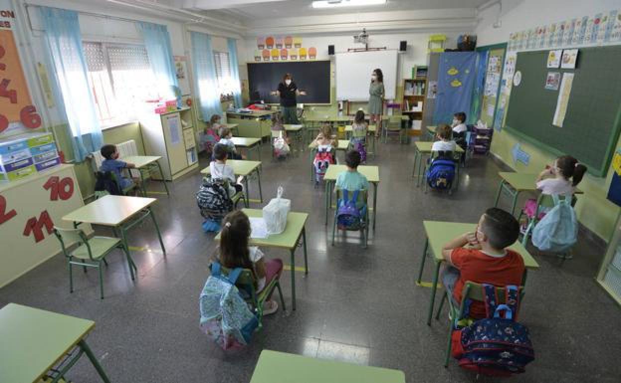 Alumnos en un aula de un colegio de Murcia, en una fotografía de archivo.