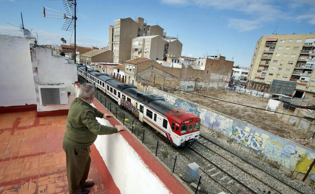 Antonio Lopez, vecino de Barriomar, observando el paso del tren desde la terraza de su casa que ser expropiada para las obras del soterramiento de las vias del AVE.