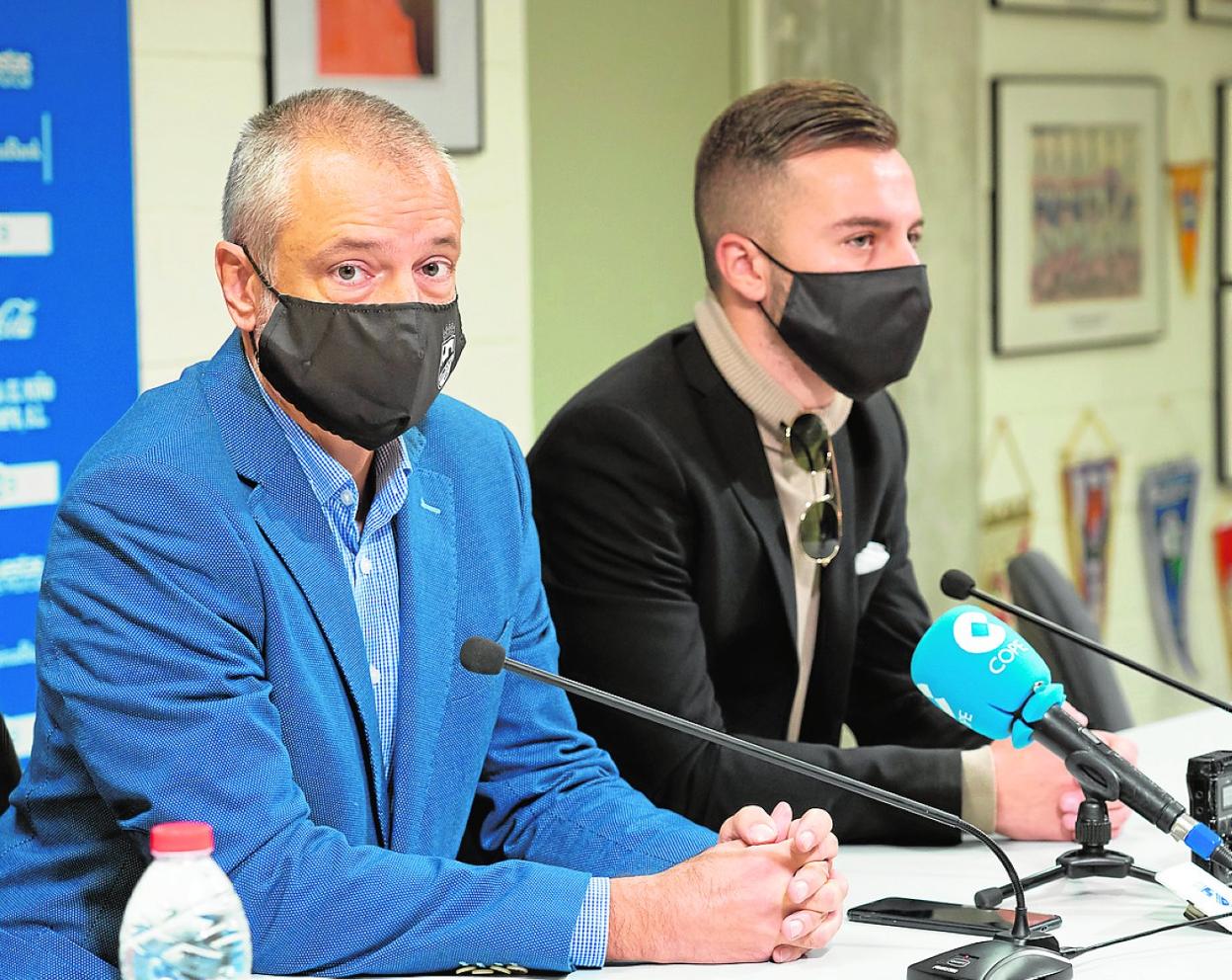 Roberto Torres y Quique Pina, el domingo en la sala de prensa del Artés Carrasco. 