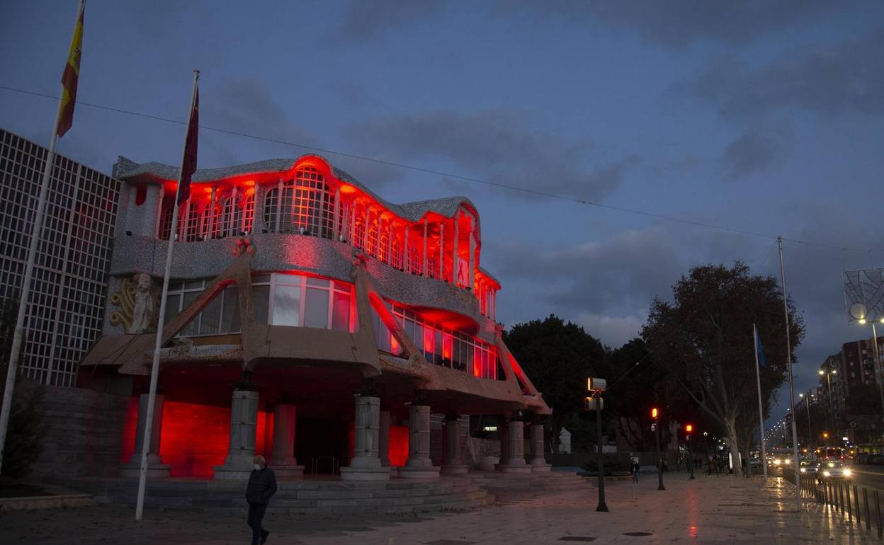 La Asanblea se iluminó este lunes por la noche de rojo con motivo del Día Internacional de la Lucha contra el Sida.