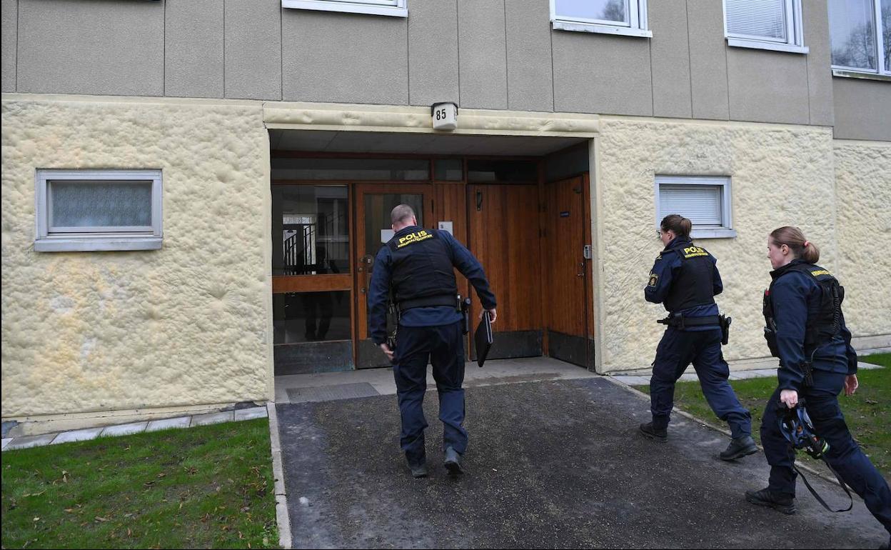 La policía sueca, en el edificio donde una mujer tuvo retenido a su hijo durante 28 años.