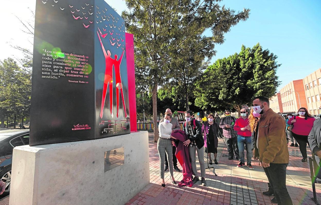 Acto de inauguración del monumento por la lucha contra sl sida. 