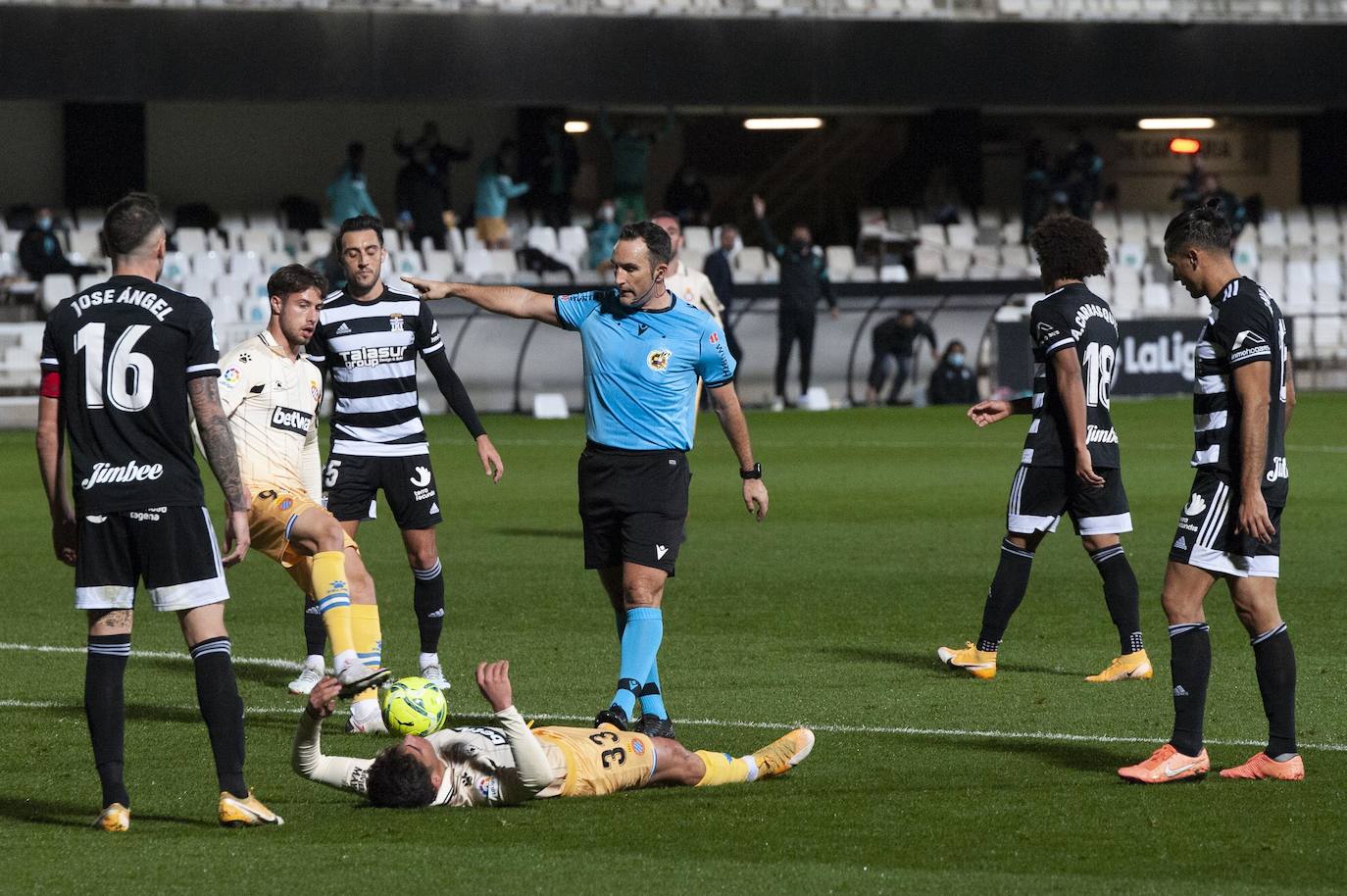 Fotos: El Cartagena tira el trabajo por la borda