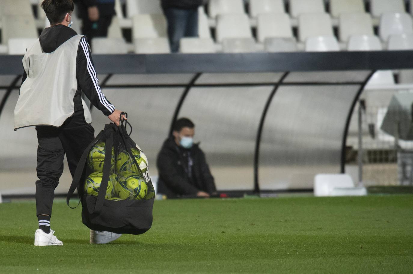 Fotos: El Cartagena tira el trabajo por la borda