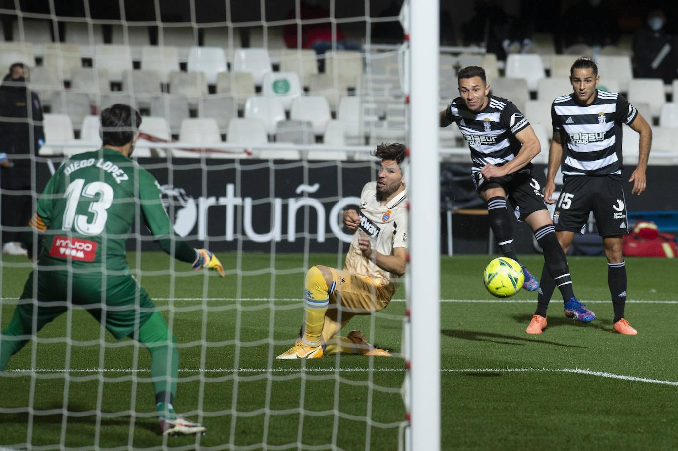 Fotos: El Cartagena tira el trabajo por la borda