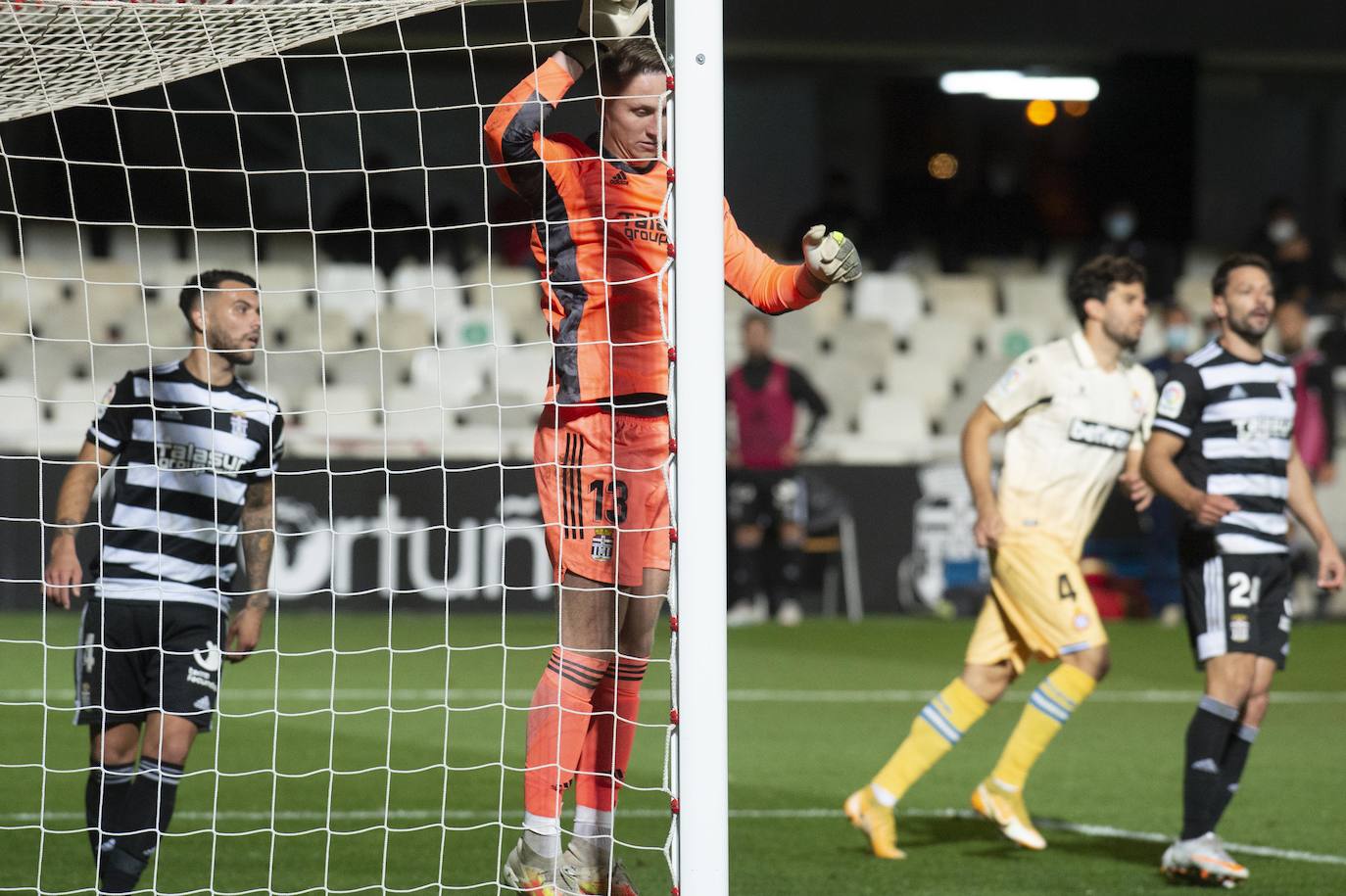 Fotos: El Cartagena tira el trabajo por la borda