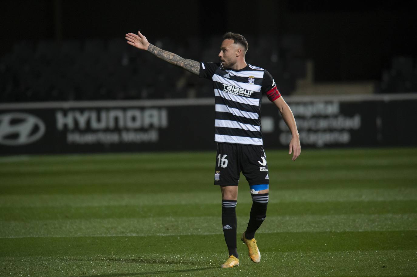 Fotos: El Cartagena tira el trabajo por la borda