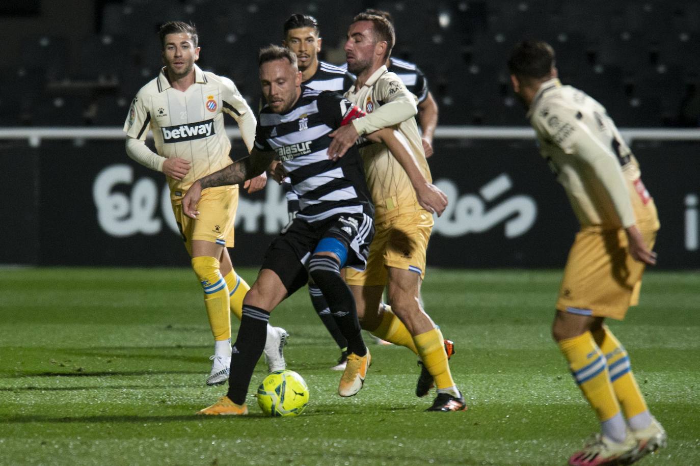 Fotos: El Cartagena tira el trabajo por la borda