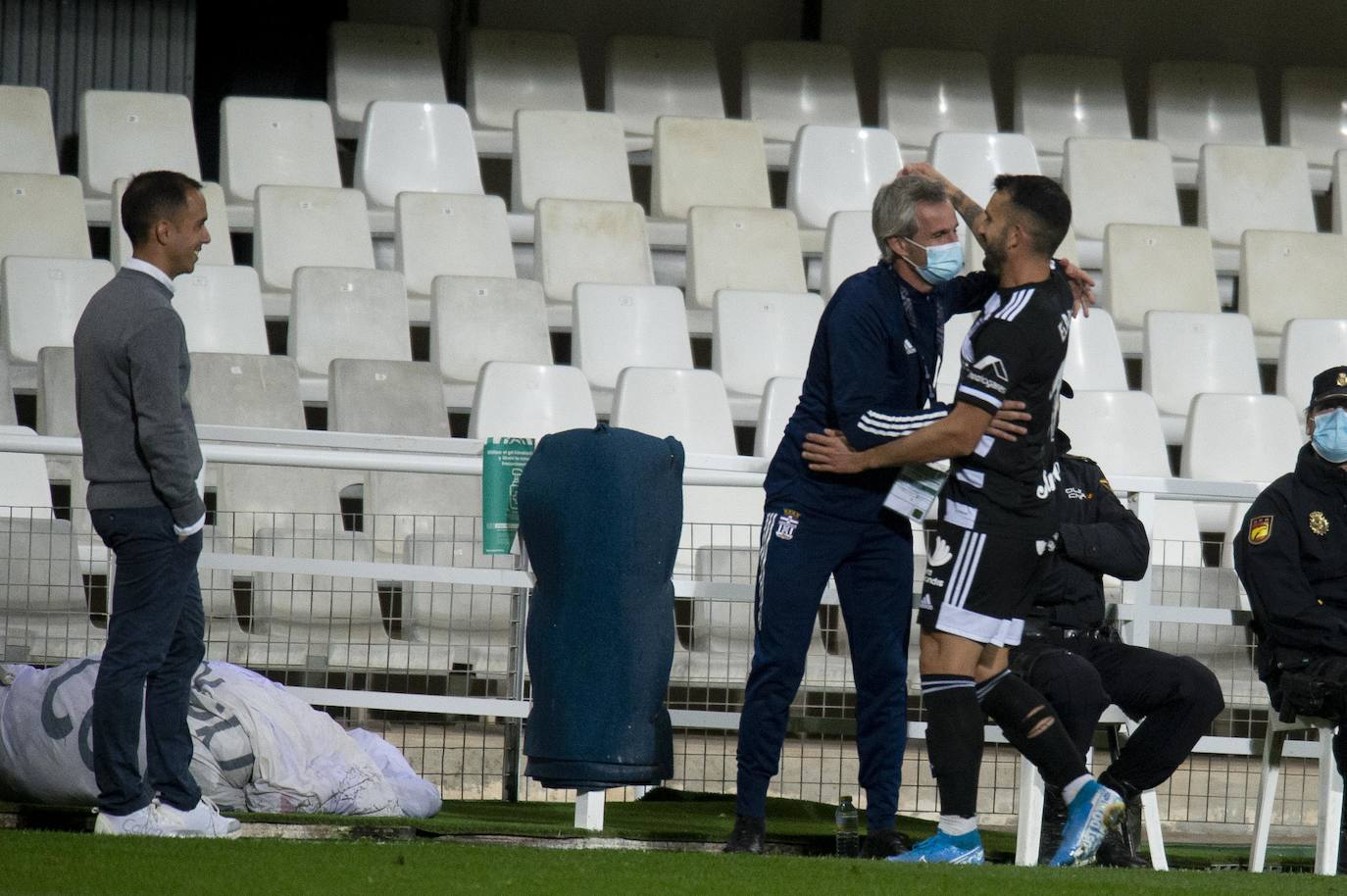 Fotos: El Cartagena tira el trabajo por la borda