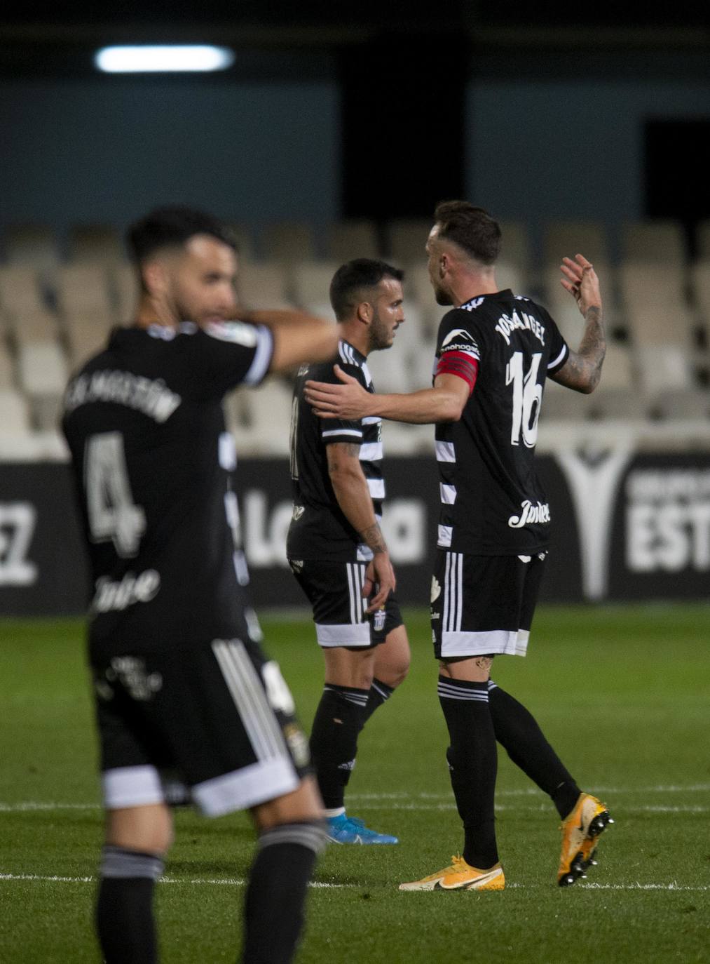 Fotos: El Cartagena tira el trabajo por la borda