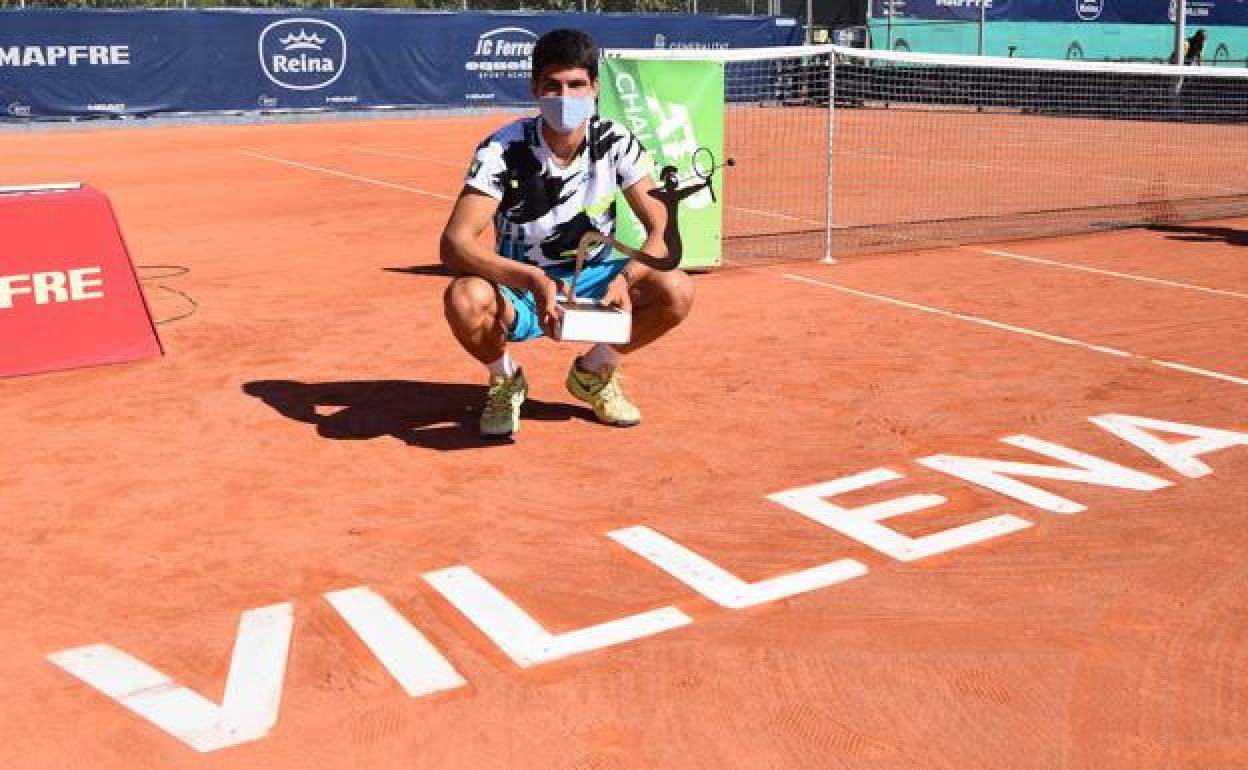 El tenista Carlos Alcaraz con su trofeo de ganador en Villena, en una imagen de archivo.