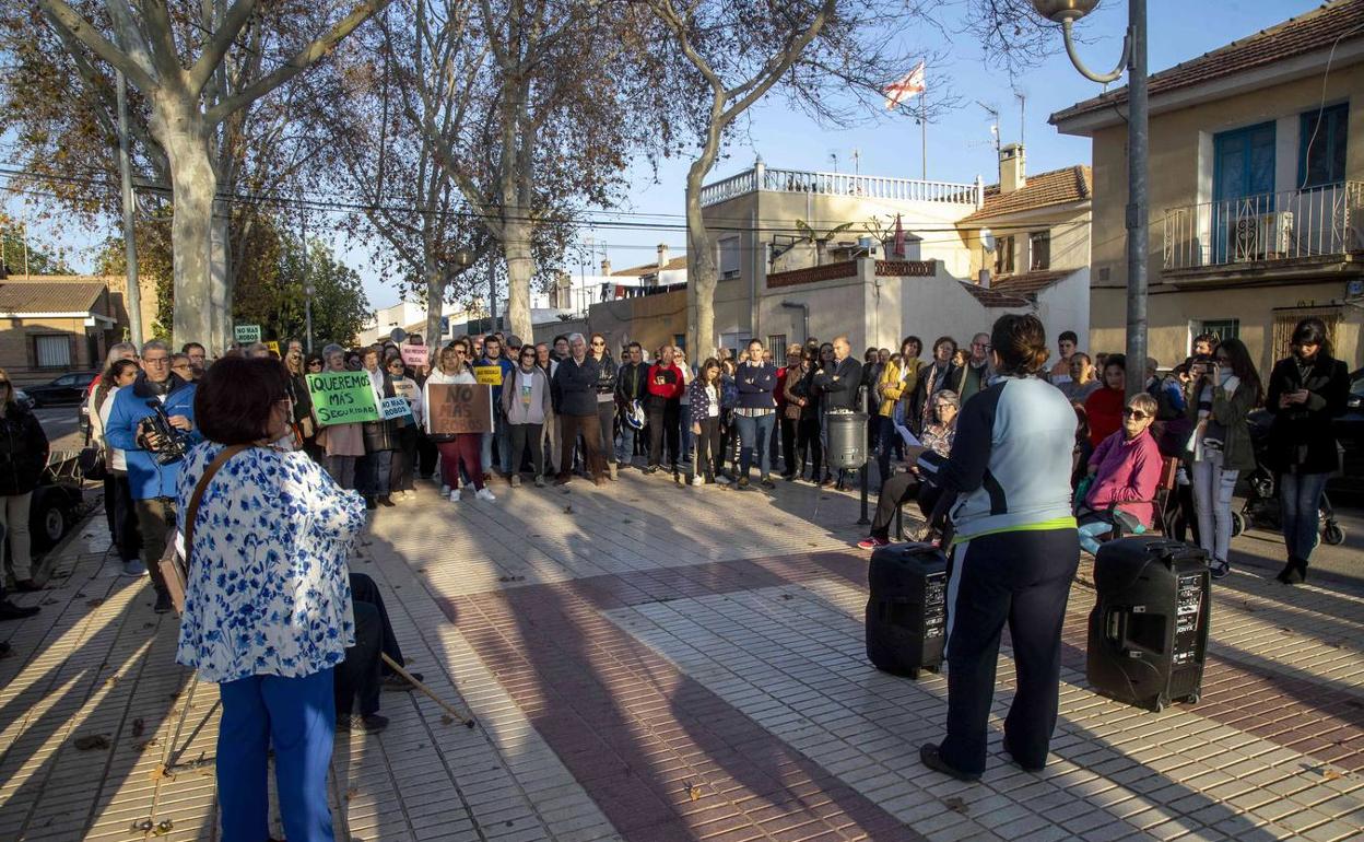 Imagen de archivo de una protesta de los vecinos de Pozo Estreno por los robos a sus viviendas. 