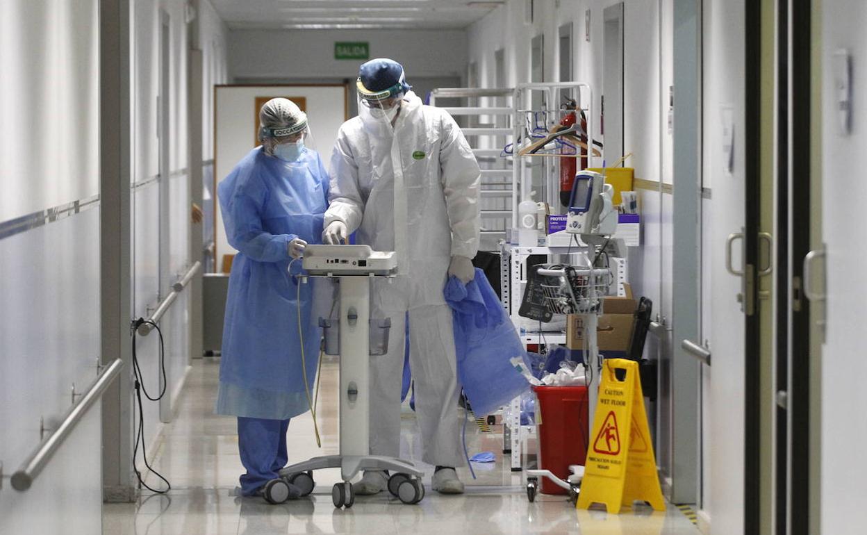 Dos sanitarios en el 'área Covid' del hospital Reina Sofía, en Murcia.