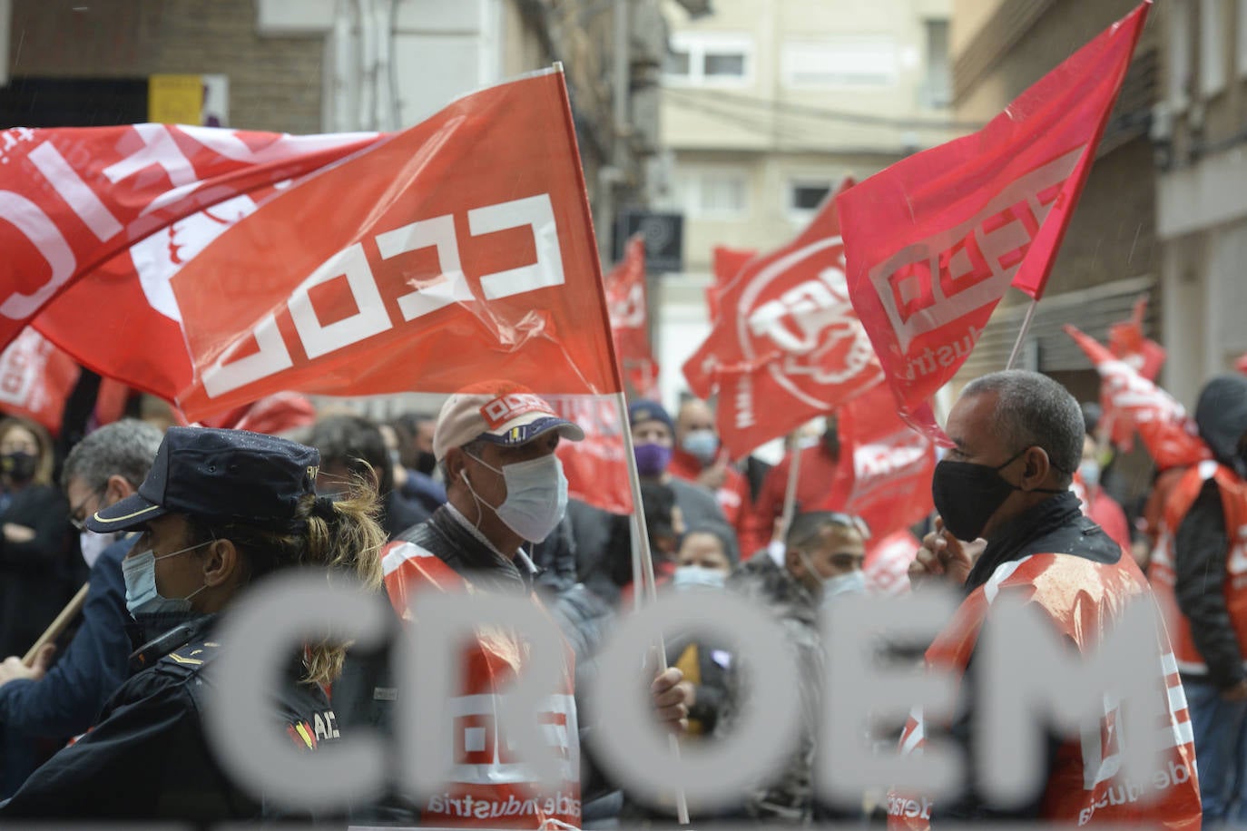 Fotos: Concentración de trabajadores del campo en la sede de la Croem en Murcia