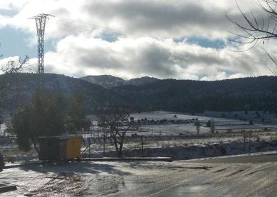 Imagen secundaria 1 - Nieve en Moratalla en la mañana de este sábado.