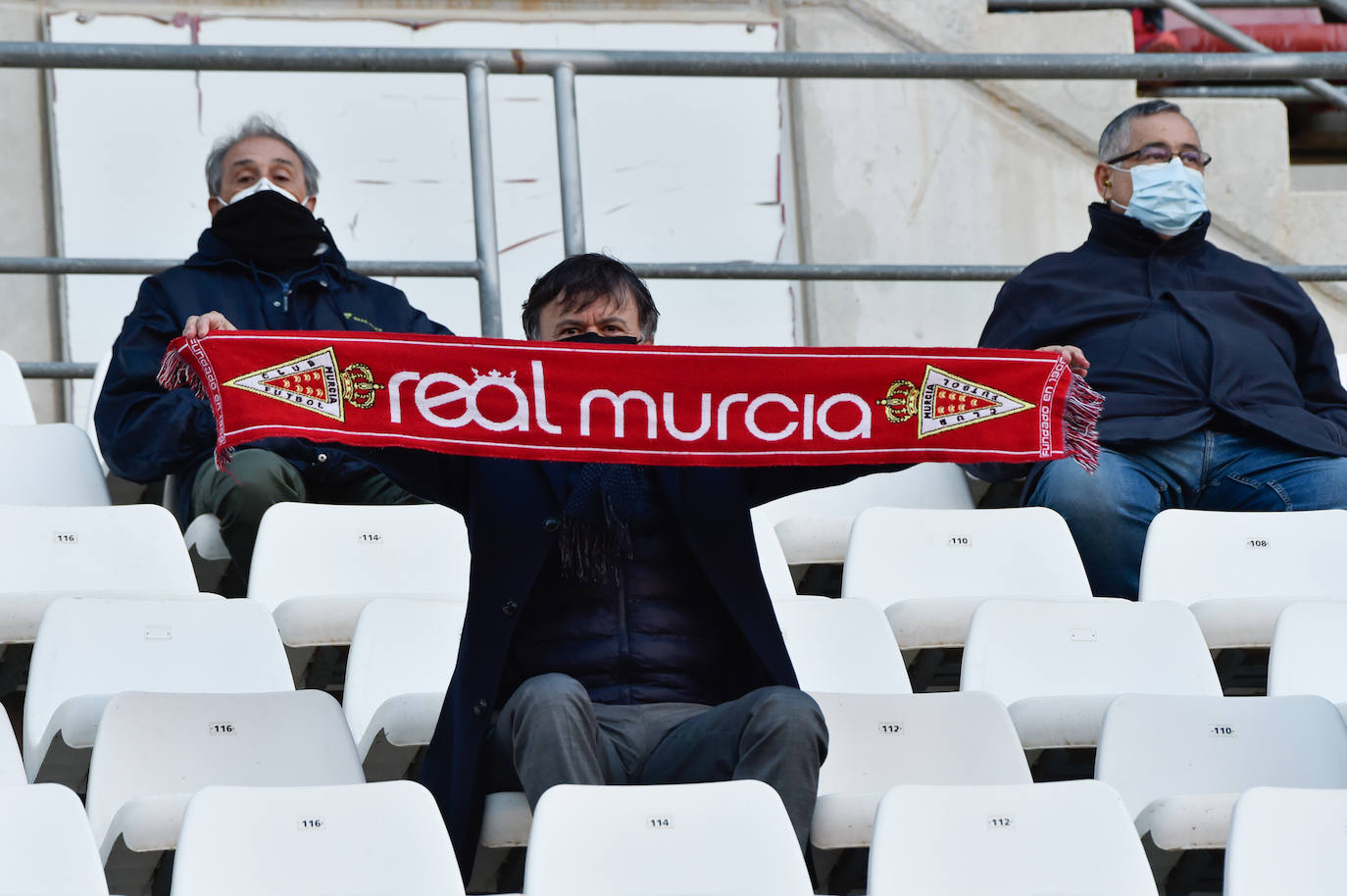 Fotos: Los aficionados del Real Murcia tiñen de grana las gradas del Enrique Roca nueve meses después