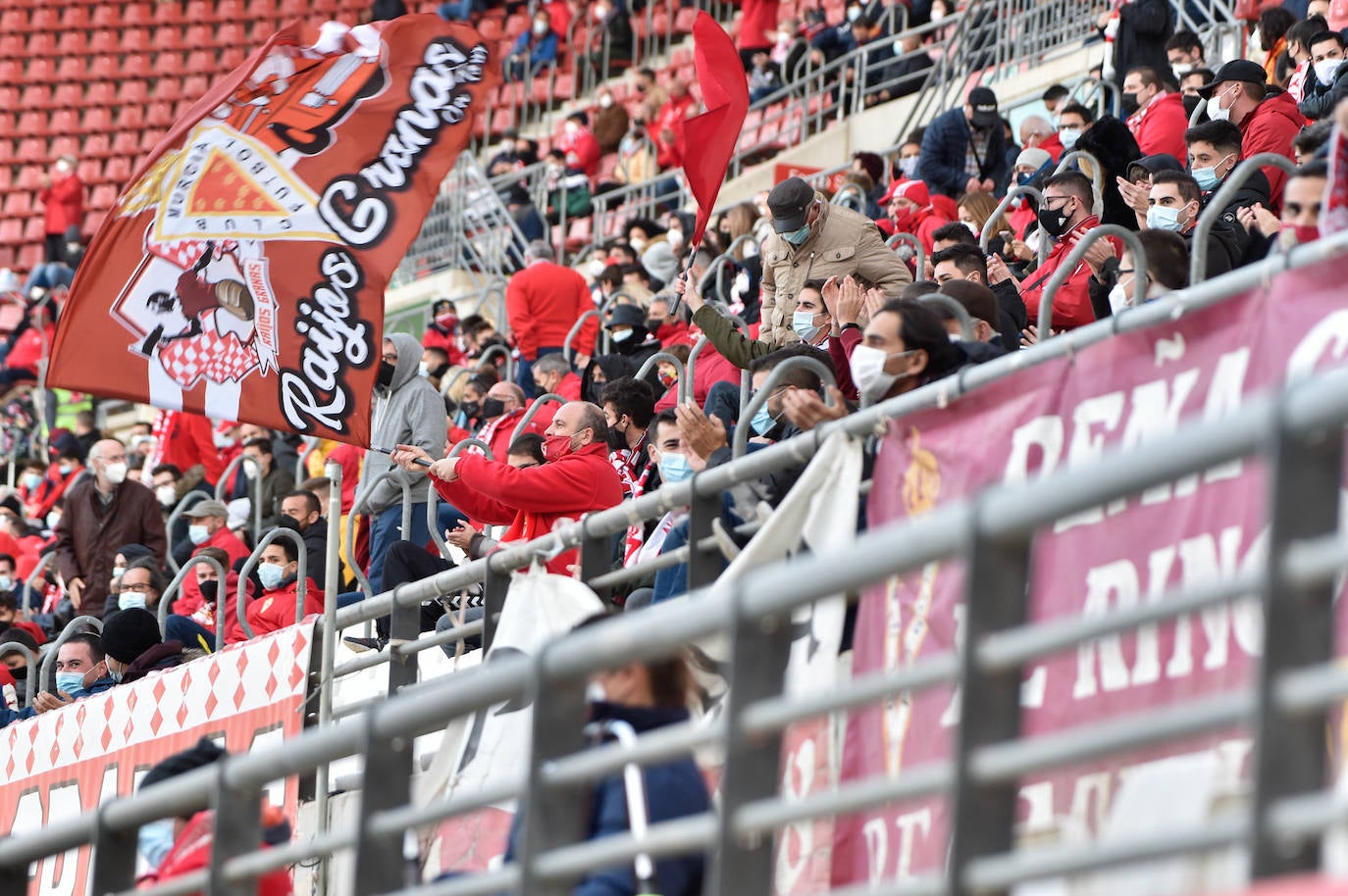 Fotos: Los aficionados del Real Murcia tiñen de grana las gradas del Enrique Roca nueve meses después