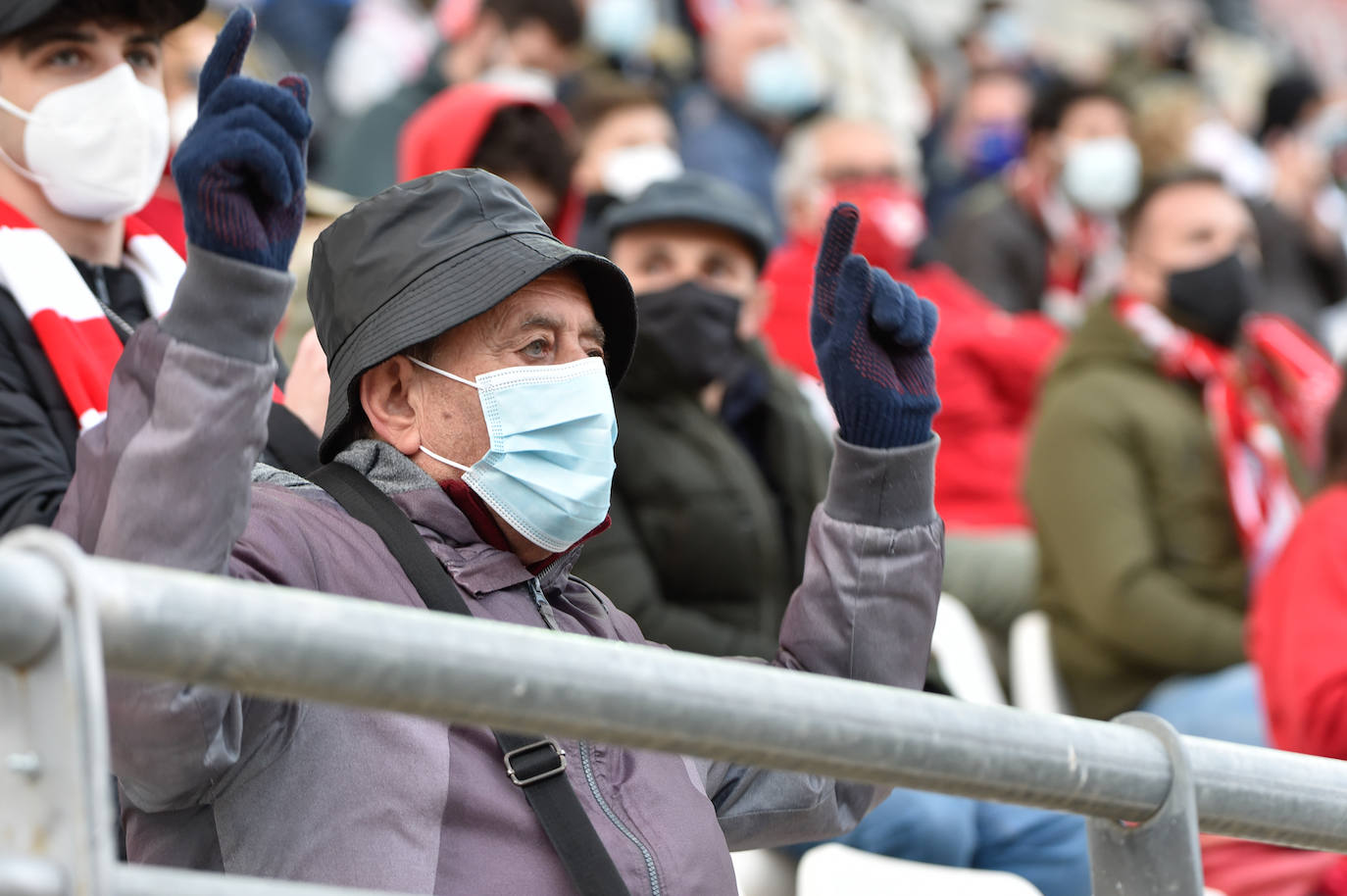 Fotos: Los aficionados del Real Murcia tiñen de grana las gradas del Enrique Roca nueve meses después
