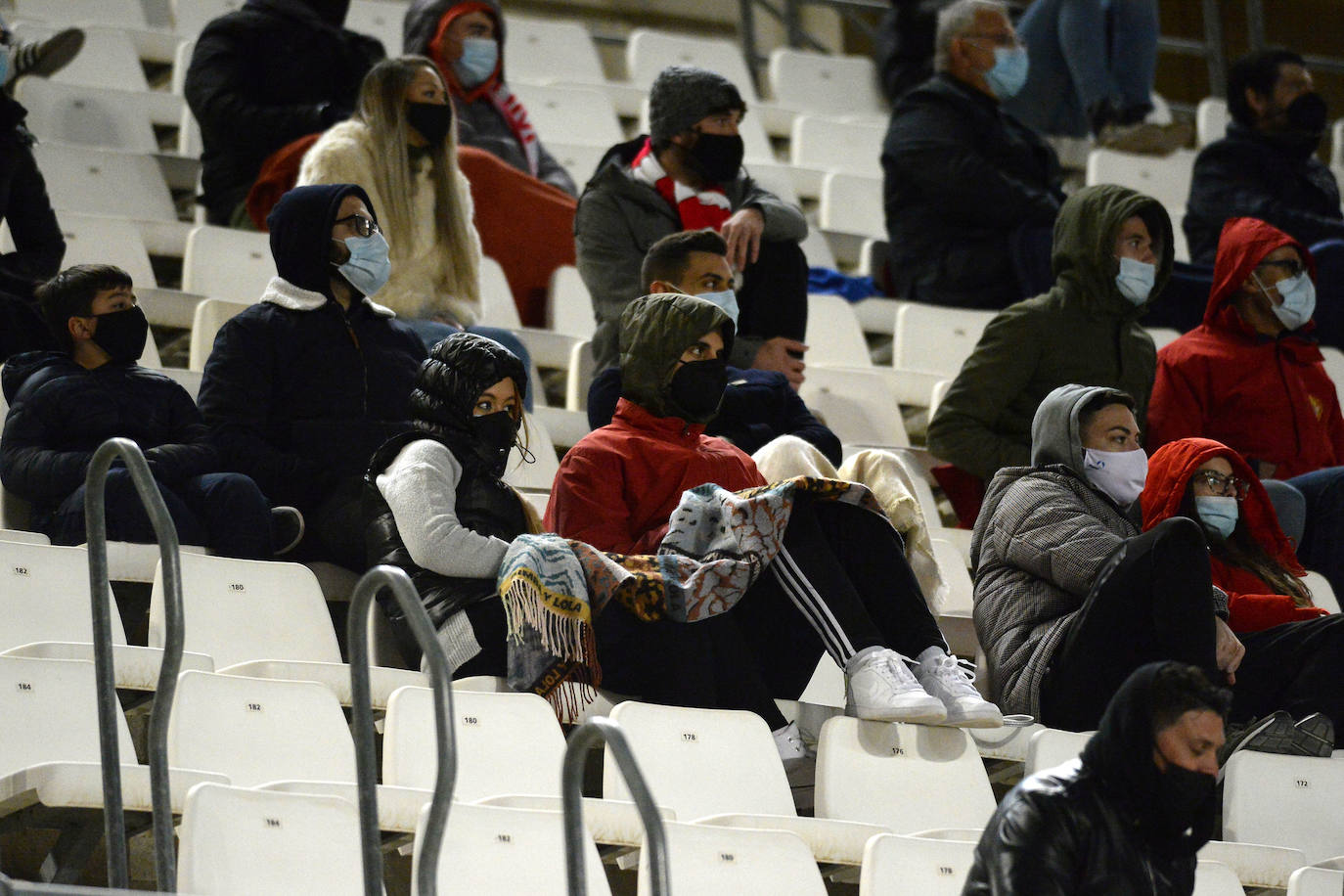 Fotos: Los aficionados del Real Murcia tiñen de grana las gradas del Enrique Roca nueve meses después