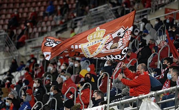 Galería. 3.000 aficionados del Real Murcia tiñen de grana las gradas del Enrique Roca nueve meses después.