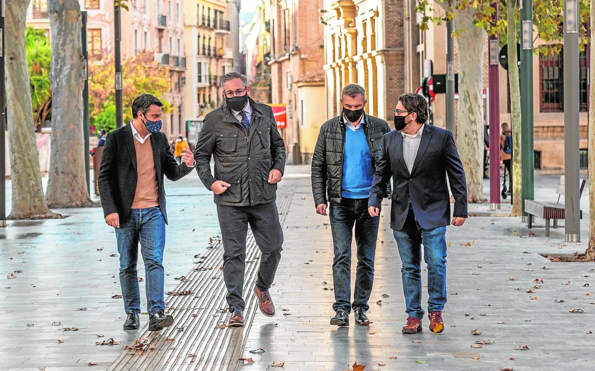 Joaquín López, Víctor Martínez, Óscar Urralburu y Miguel Sánchez caminan por la avenida Alfonso X de Murcia. 