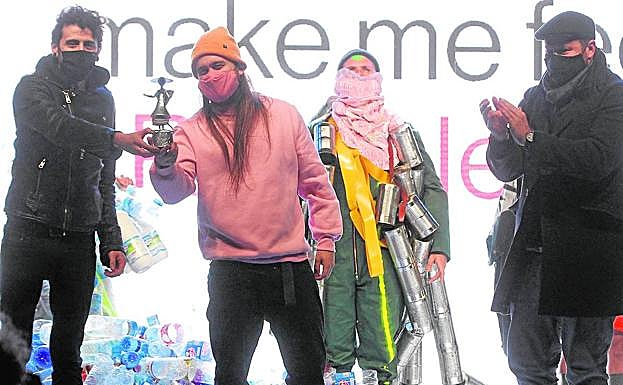 Ruto Neón recibe el premio Rendibú Estrella de Levante en presencia de Yayo Delgado.