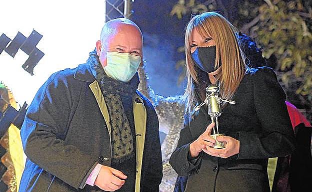 Antonio Rubira, delegado territorial de Fundación Mediterráneo, entrega el premio a María Elena Baños, hermana de Roque Baños.