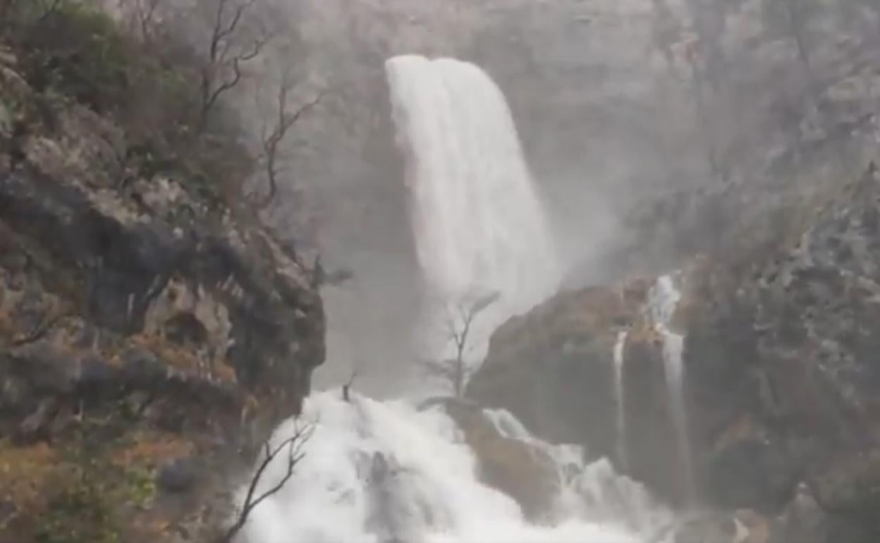 Las últimas lluvias provocan el reventón de Los Chorros del Río Mundo