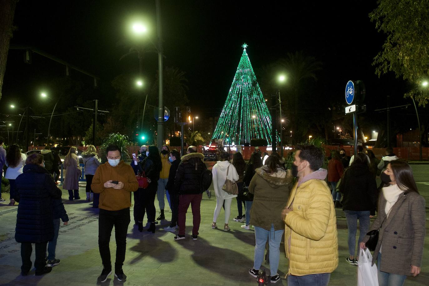 Fotos: El árbol de Navidad de Murcia ya brilla en la Plaza Circular