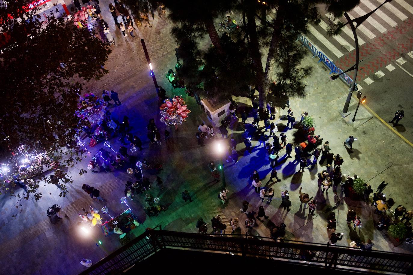 Fotos: El árbol de Navidad de Murcia ya brilla en la Plaza Circular