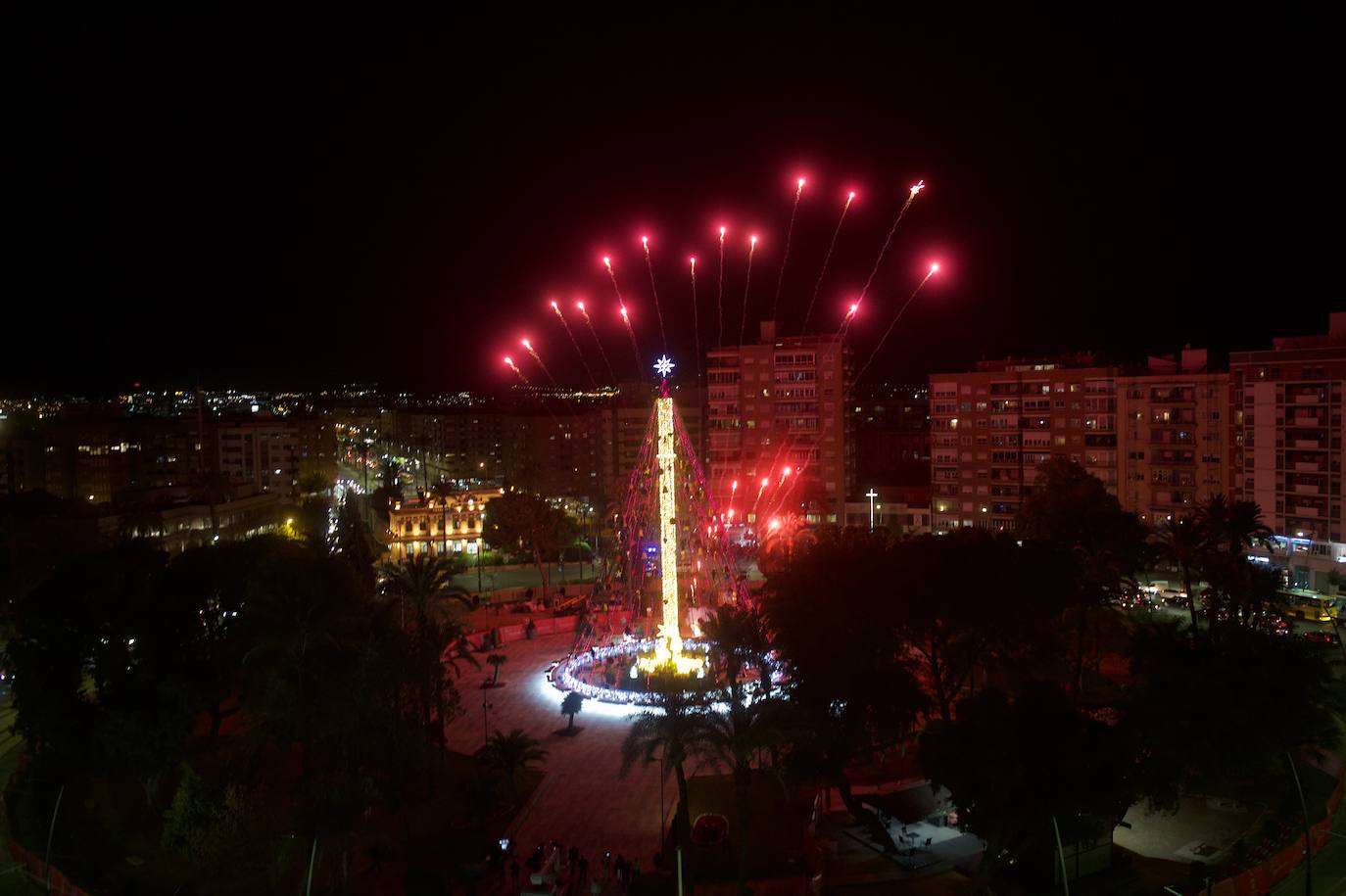 Fotos: El árbol de Navidad de Murcia ya brilla en la Plaza Circular