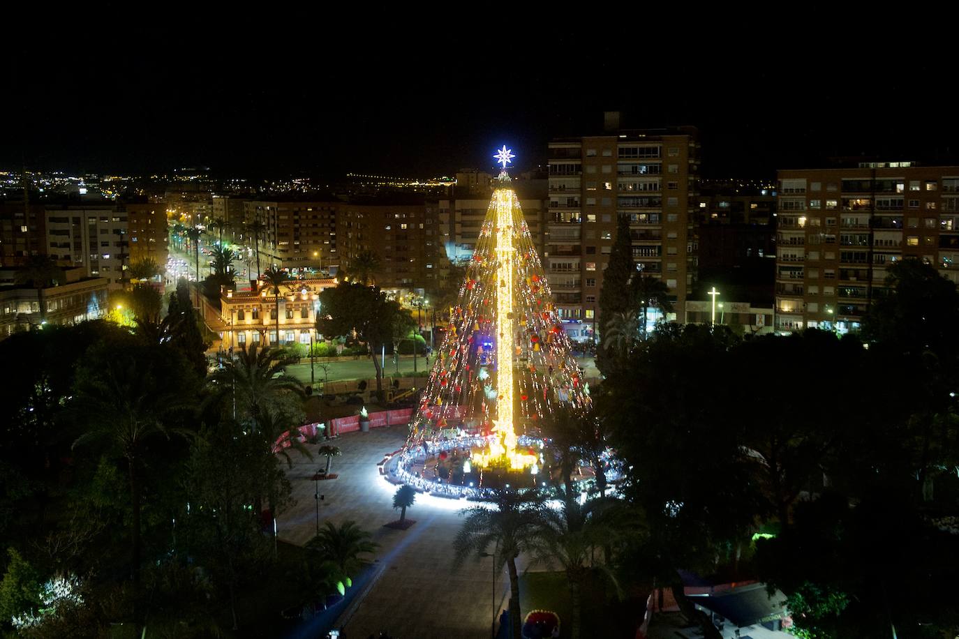 Fotos: El árbol de Navidad de Murcia ya brilla en la Plaza Circular