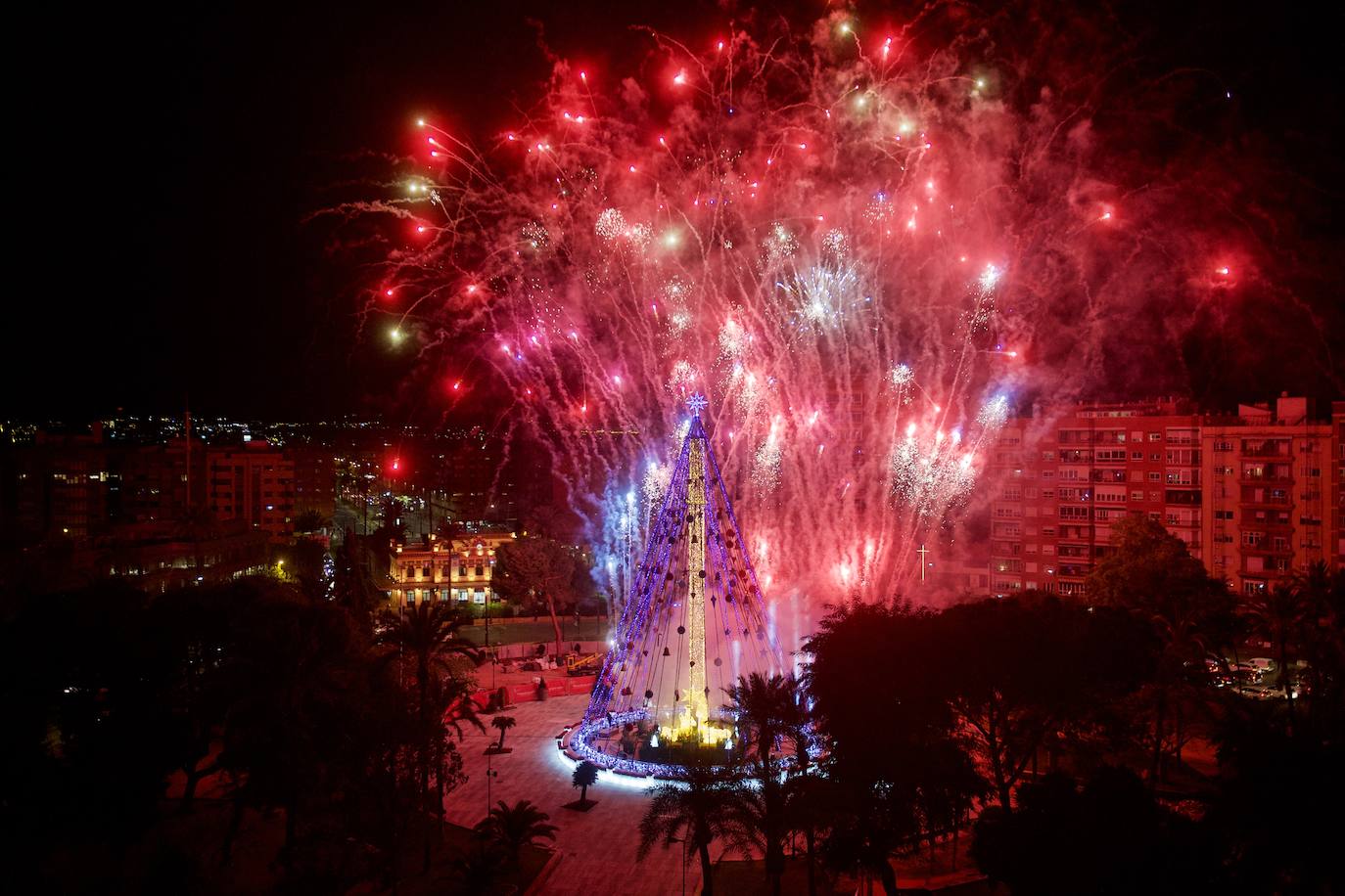 Fotos: El árbol de Navidad de Murcia ya brilla en la Plaza Circular