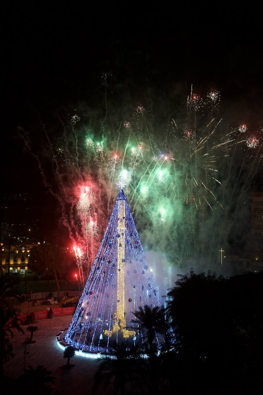 Fotos: El árbol de Navidad de Murcia ya brilla en la Plaza Circular