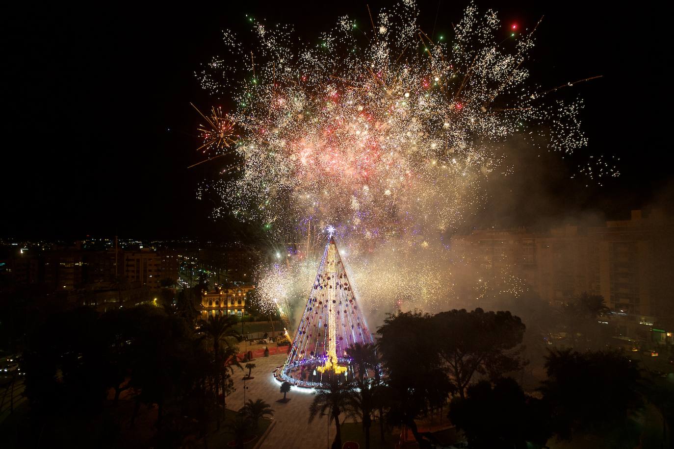 Fotos: El árbol de Navidad de Murcia ya brilla en la Plaza Circular