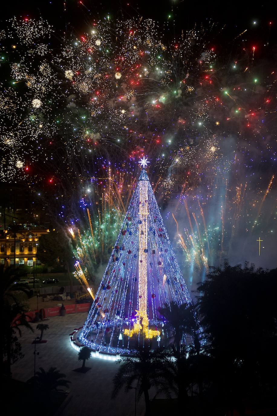 Fotos: El árbol de Navidad de Murcia ya brilla en la Plaza Circular