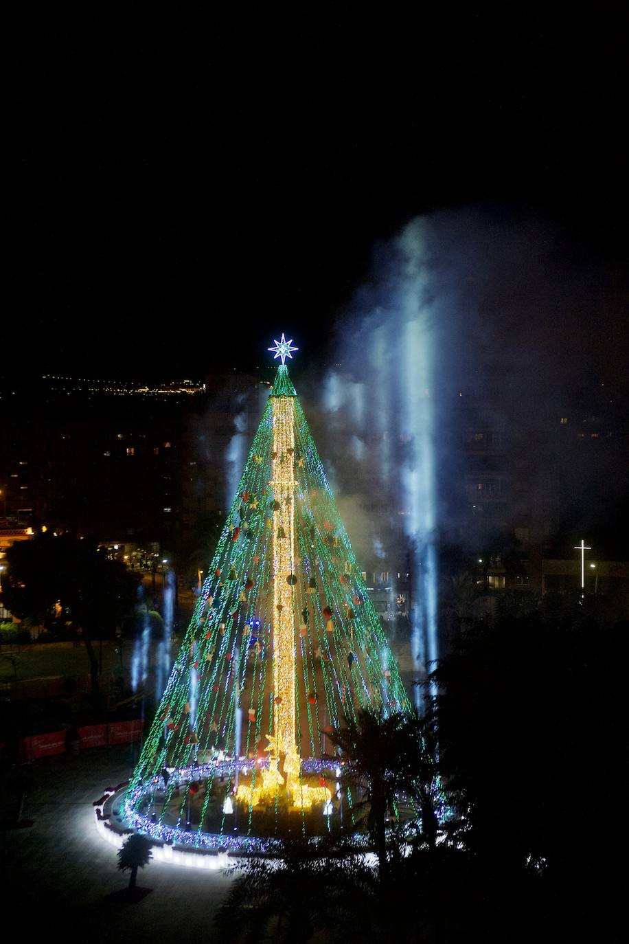 Fotos: El árbol de Navidad de Murcia ya brilla en la Plaza Circular