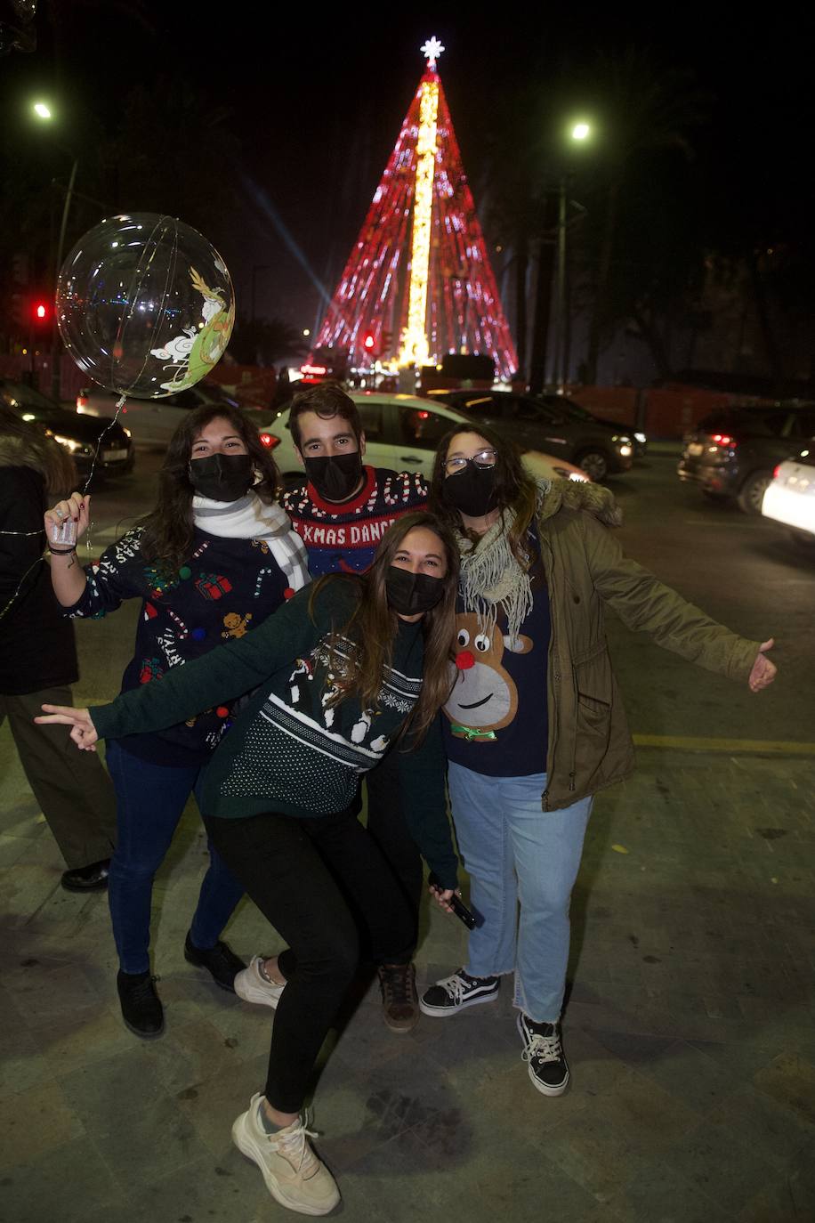 Fotos: El árbol de Navidad de Murcia ya brilla en la Plaza Circular