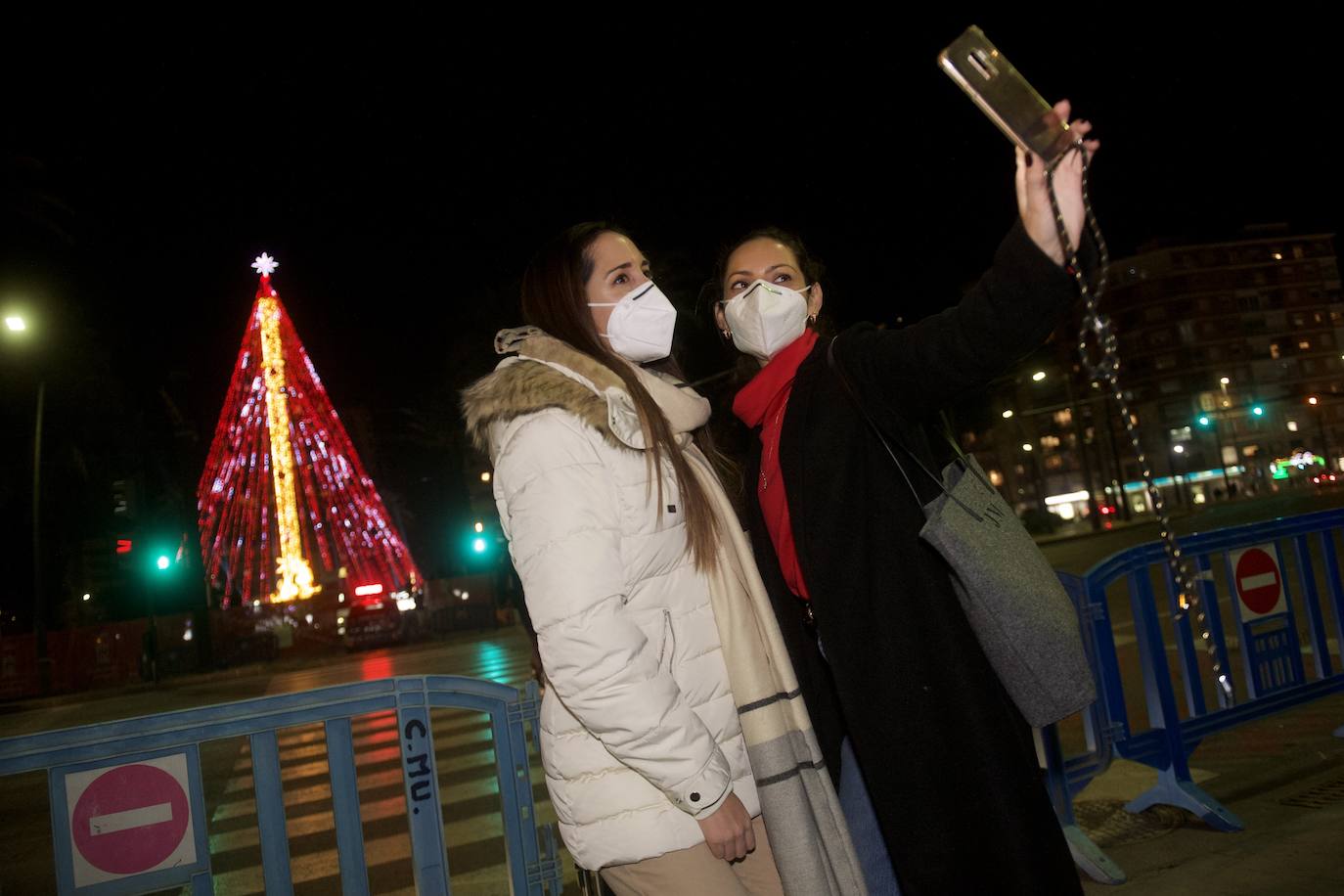 Fotos: El árbol de Navidad de Murcia ya brilla en la Plaza Circular