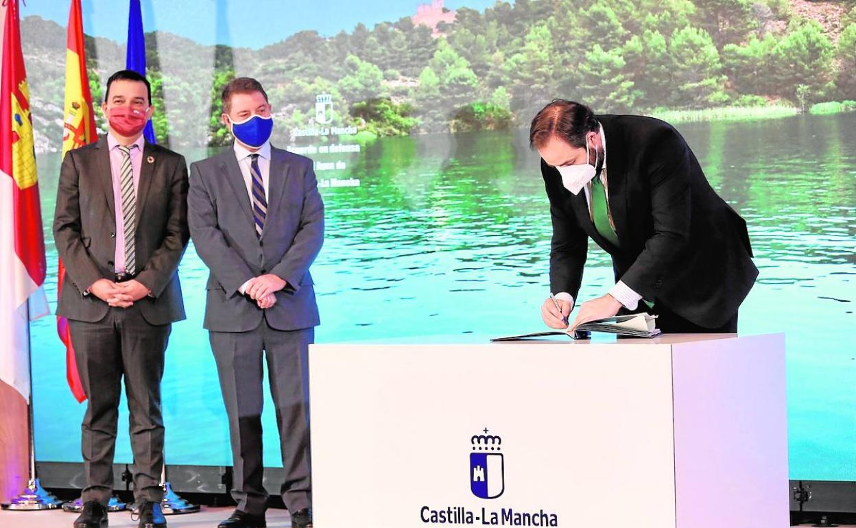 Martínez Arroyo, García-Page y el presidente del PP manchego, Francisco Núñez, firman el documento.