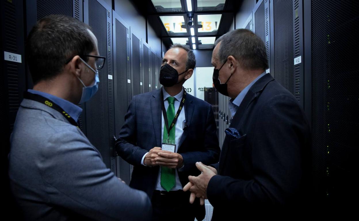 El consejero de Presidencia y Hacienda, Javier Celdrán, junto al director general de Informática Corporativa, Javier Martínez Gilabert (1i) y el director del centro de datos de Espinardo, Javier Jarilla, durante la visita a estas instalaciones.