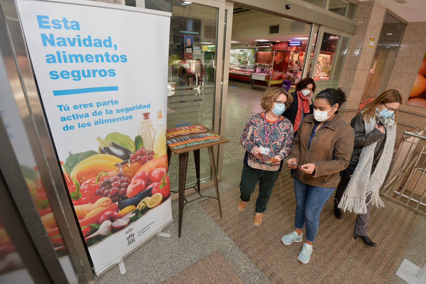 Fotos: Doble inspección en las plazas de abastos de Murcia