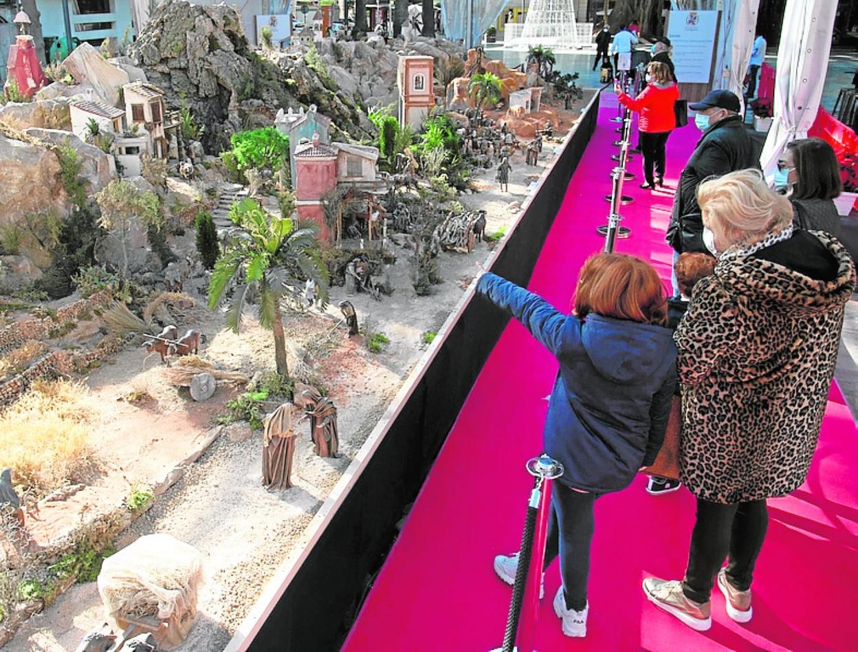 Primera jornada de visitas, ayer, al Belén Municipal. 