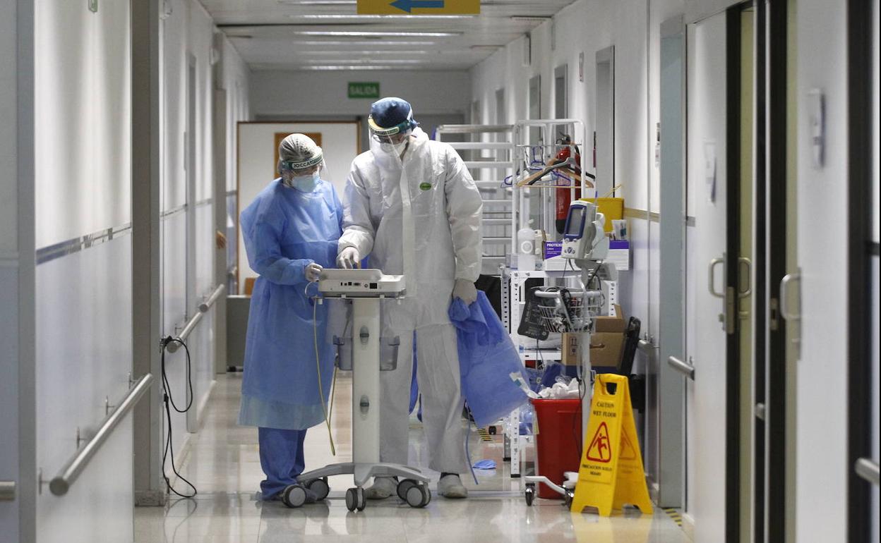 Dos sanitarios en el 'área de coronavirus' del hospital Reina Sofía, en una fotografía de archivo.