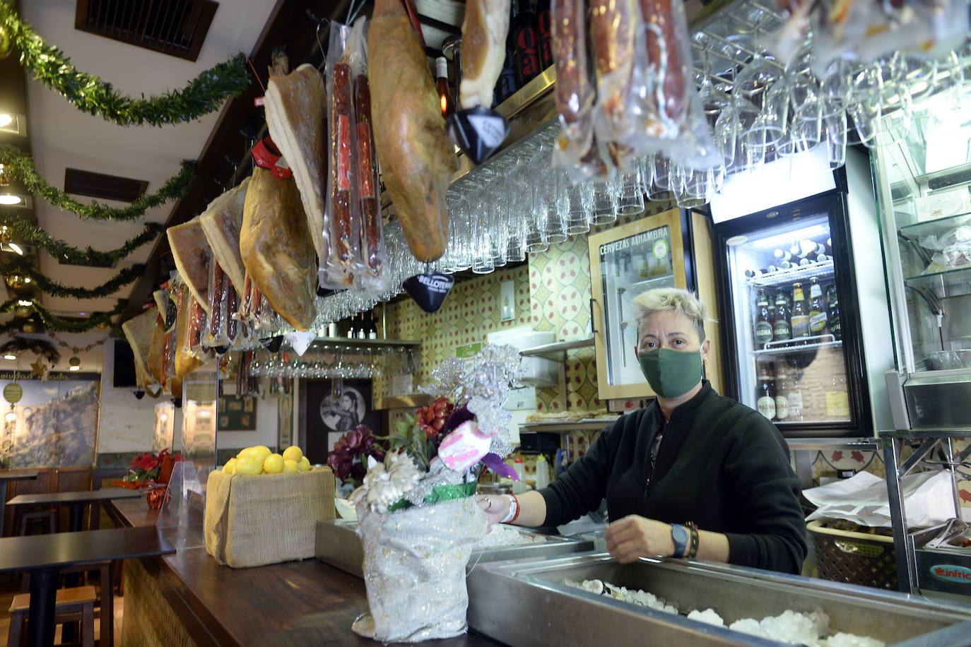 Fotos: Propietarios de bares y restaurantes de la Región vuelven a servir en el interior de los locales