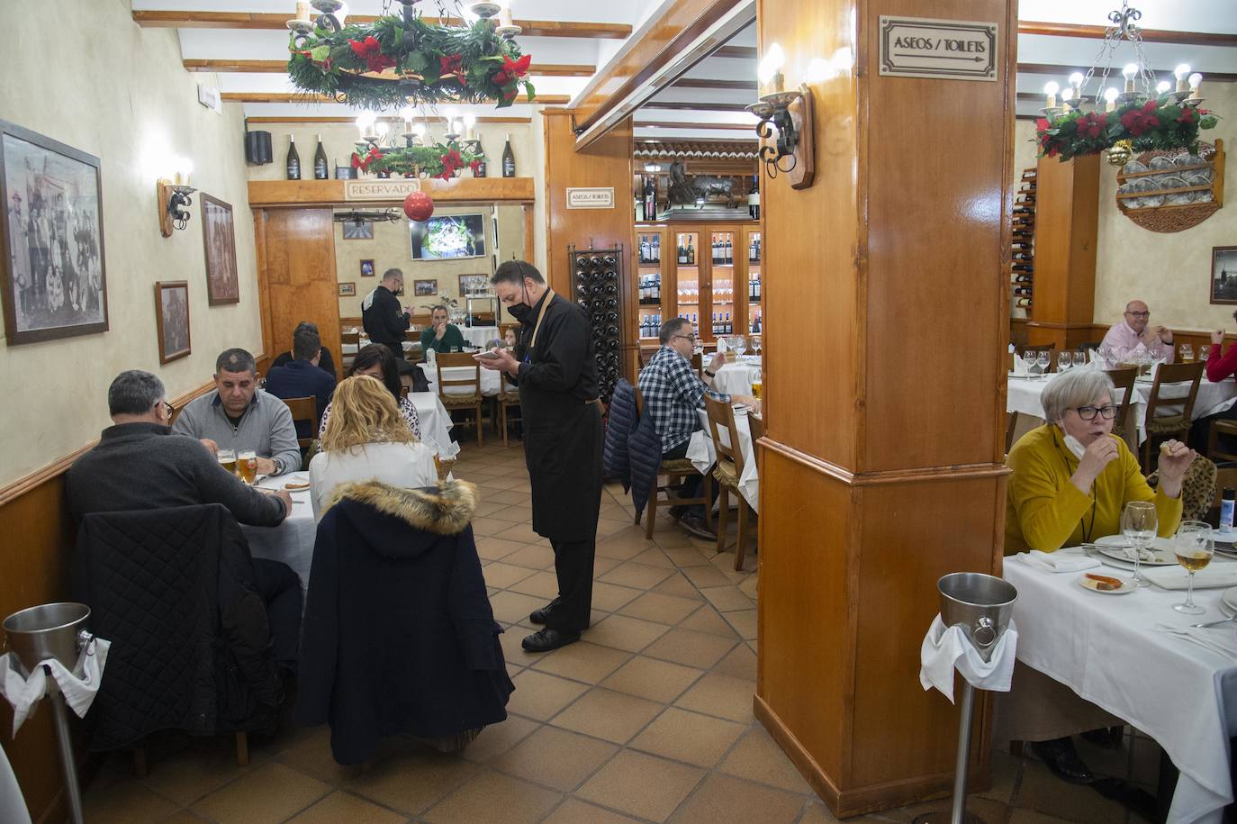 Fotos: Propietarios de bares y restaurantes de la Región vuelven a servir en el interior de los locales