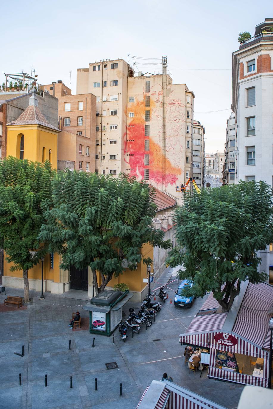 Fotos: Un mujer envuelta en flores decorará un gran mural en Murcia
