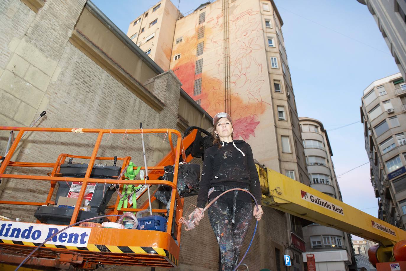 Fotos: Un mujer envuelta en flores decorará un gran mural en Murcia