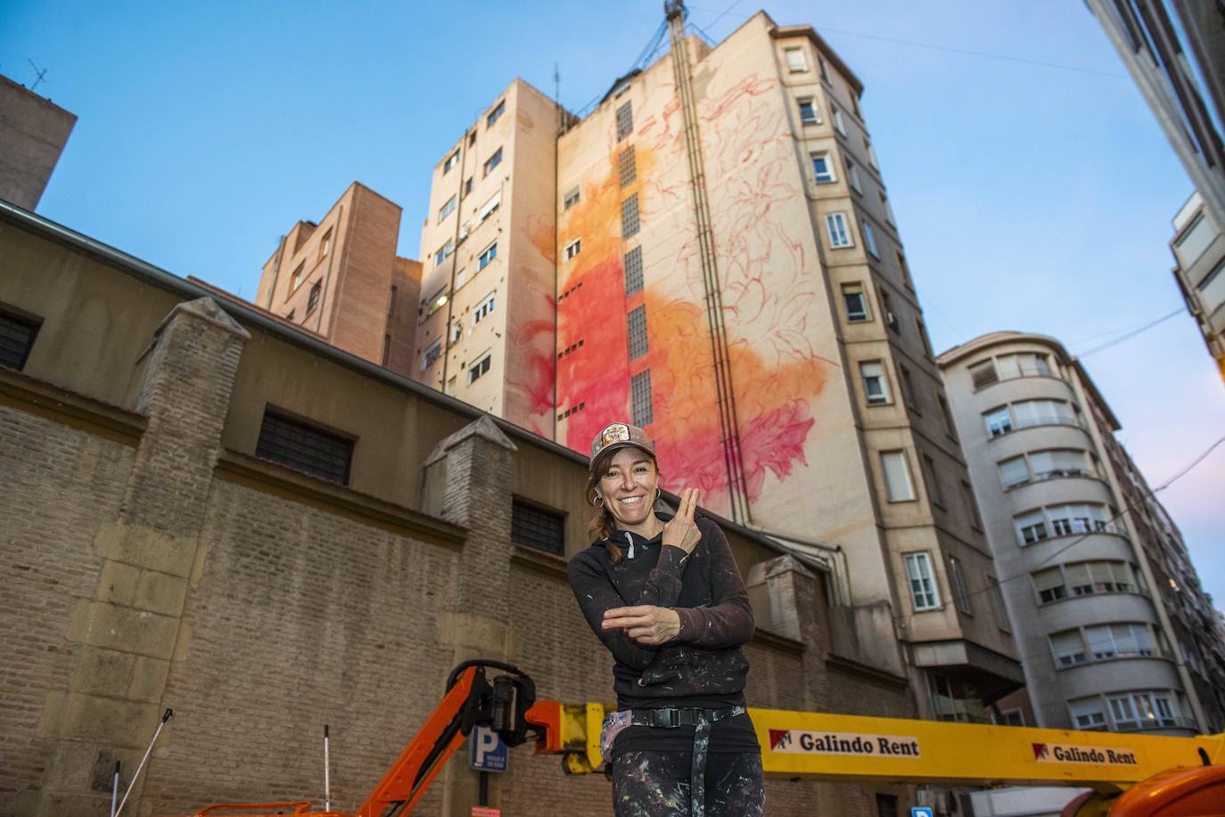 Fotos: Un mujer envuelta en flores decorará un gran mural en Murcia