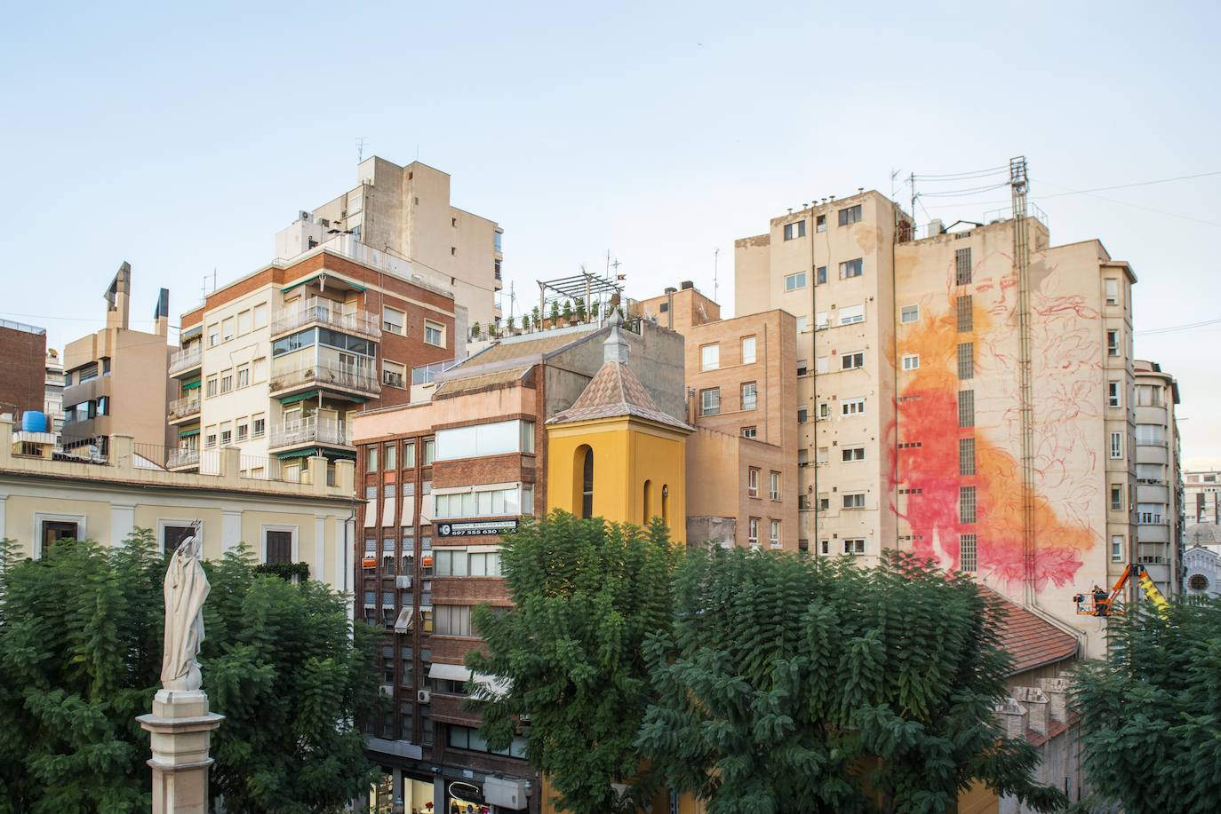 Fotos: Un mujer envuelta en flores decorará un gran mural en Murcia